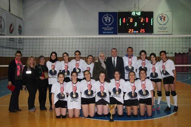 Suat Şafak Arar Voleybol Turnuvası Sona Erdi