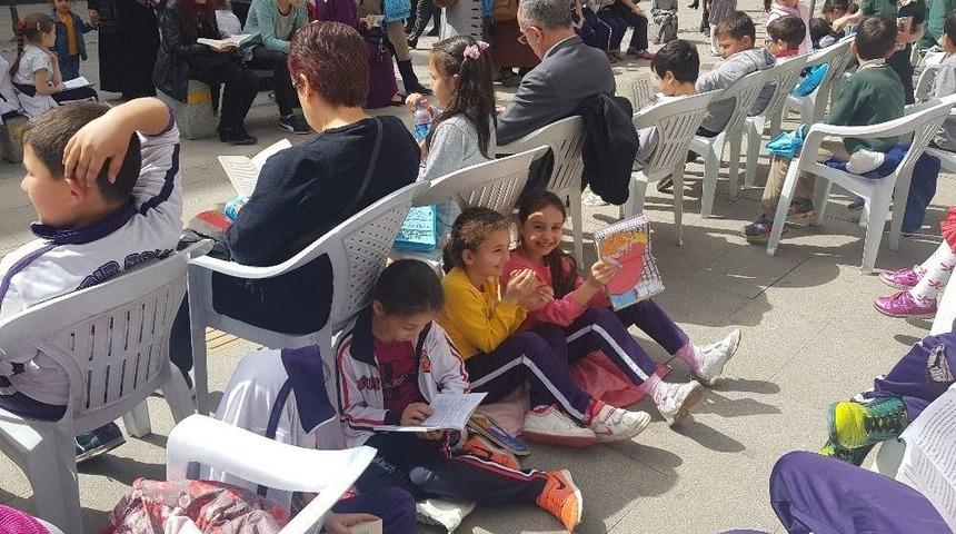 Karab&uuml;k&rsquo;te Toplu Kitap Okuma Etkinliği Yapıldı