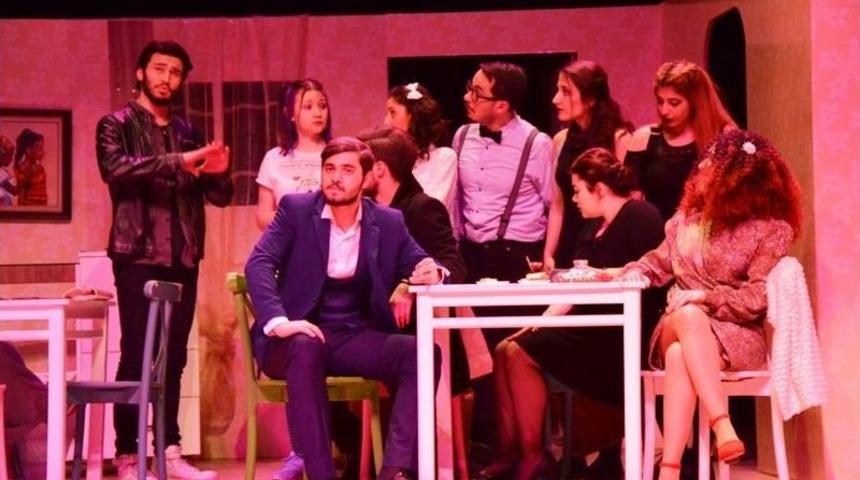 &rsquo;ayrı Tel&rsquo; Oyunu Biga&acute;da Sahnelendi