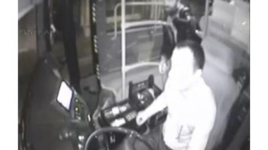 Otobüs Şoförünün Boğazına Bıçak Dayadı