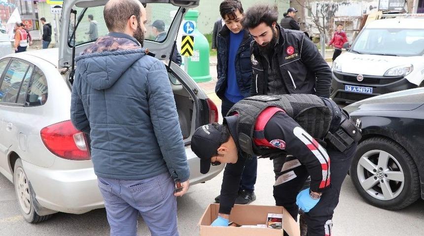 İlkokul &Ouml;n&uuml;nde Yapılan Asayiş Uygulamasında Ruhsatsız Silah Ele Ge&ccedil;irildi