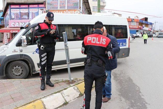 İlkokul Önünde Yapılan Asayiş Uygulamasında Ruhsatsız Silah Ele Geçirildi