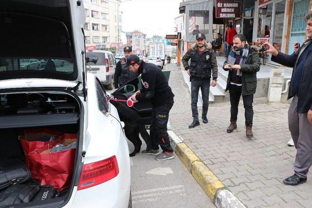 İlkokul Önünde Yapılan Asayiş Uygulamasında Ruhsatsız Silah Ele Geçirildi