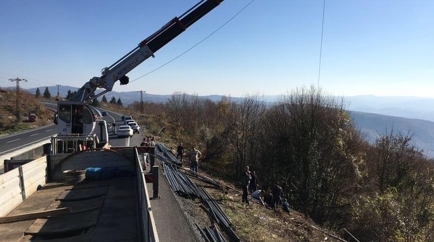 Tırın Dorsesindeki Demirler Dorseden D&uuml;şerek &Ccedil;evreye Sa&ccedil;ıldı
