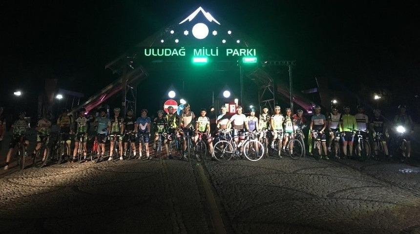 Bursalı Bisiklet&ccedil;iler İftar Sonrası Uludağ&rsquo;a Tırmandı