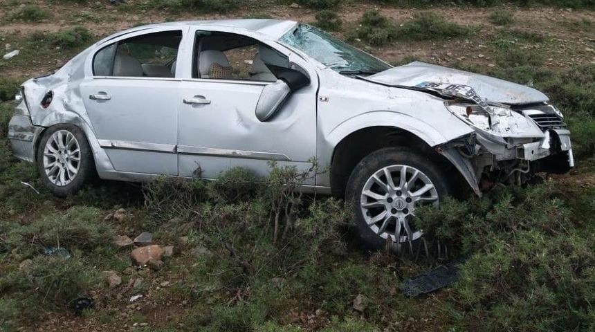 Otomobil Şarampole Yuvarlandı