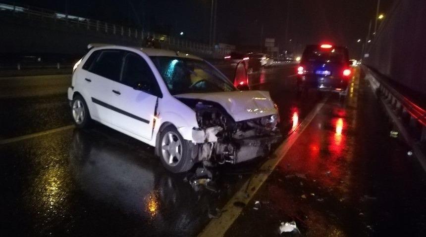 Tırın Sıkıştırdığı Otomobil Kaza Yaptı: 4 Yaralı