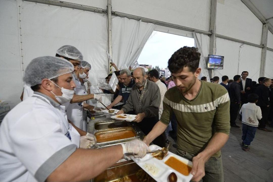 Ankara B&uuml;y&uuml;kşehir Belediyesi Başkentlileri İftar &Ccedil;adırlarında Buluşturuyor