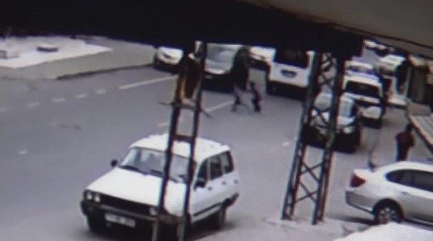 Karşıya Geçmeye Çalışan İki Kardeşe Araç Çarptı