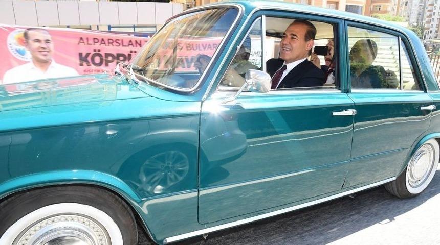 Alparslan T&uuml;rkeş&rsquo;in Birinci Etabına Klasik Otomobilli A&ccedil;ılış