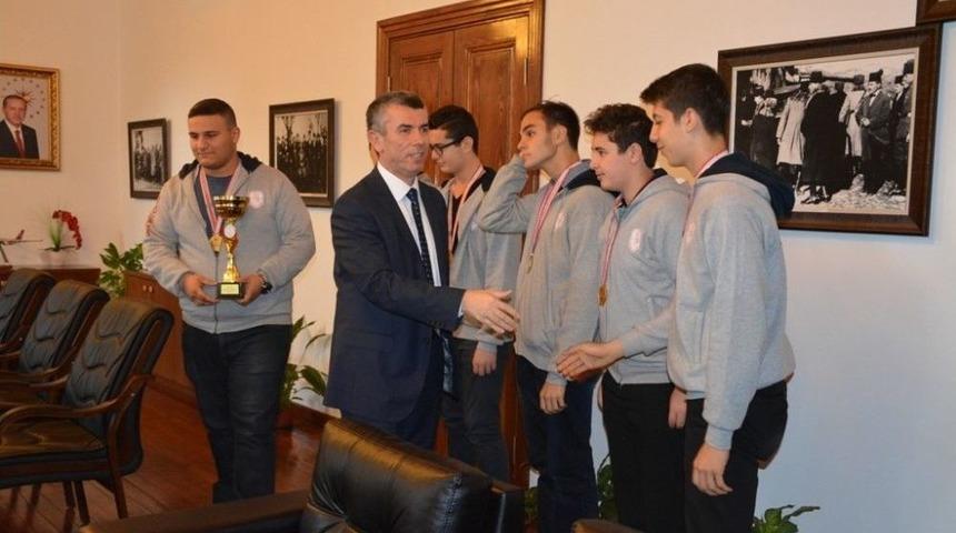 Kaymakam Sırmalı Şampiyonları Ağırladı