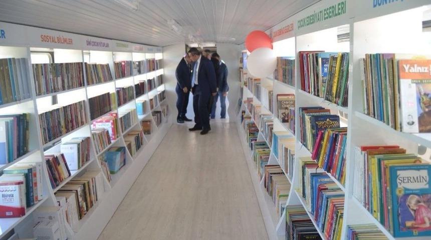 Atıl Durumdaki Otob&uuml;s&uuml; K&uuml;t&uuml;phaneye &Ccedil;evirdiler