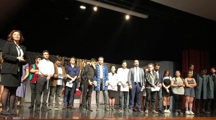 Esog&uuml;&rsquo;de D&uuml;nya Tiyatrolar G&uuml;n&uuml;&rsquo;nde "fizik&ccedil;iler" Oyunu Sahnelendi