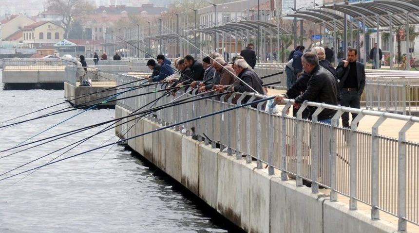 Oltasını Kapanın Akın Ettiği Mudanya&rsquo;daki Sahil Bulvarı Emin&ouml;n&uuml;&rsquo;n&uuml; Aratmıyor