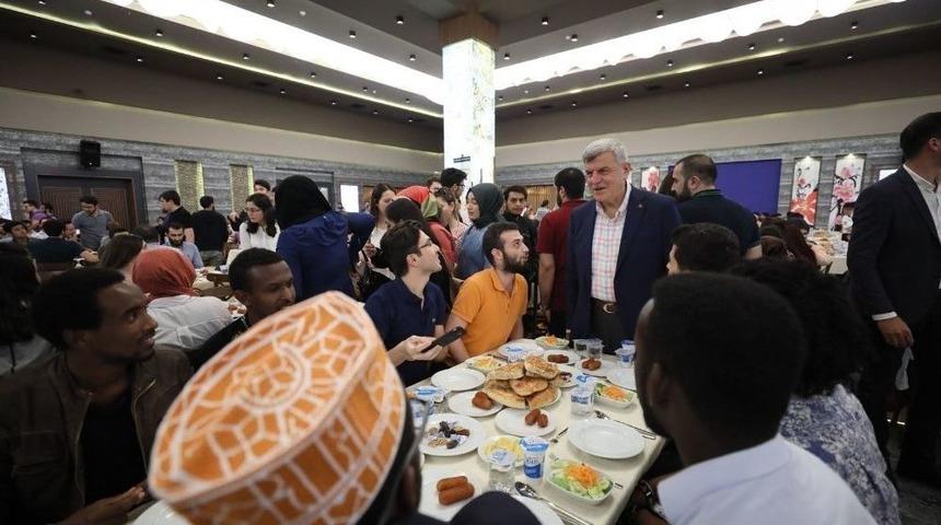 Başkan Karaosmanoğlu İftarda &Ouml;ğrencilerle Buluştu