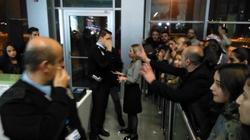 R&ouml;tar Yapan U&ccedil;ağın Yolcularına Havayolu &Ccedil;alışanından Ağır K&uuml;f&uuml;r