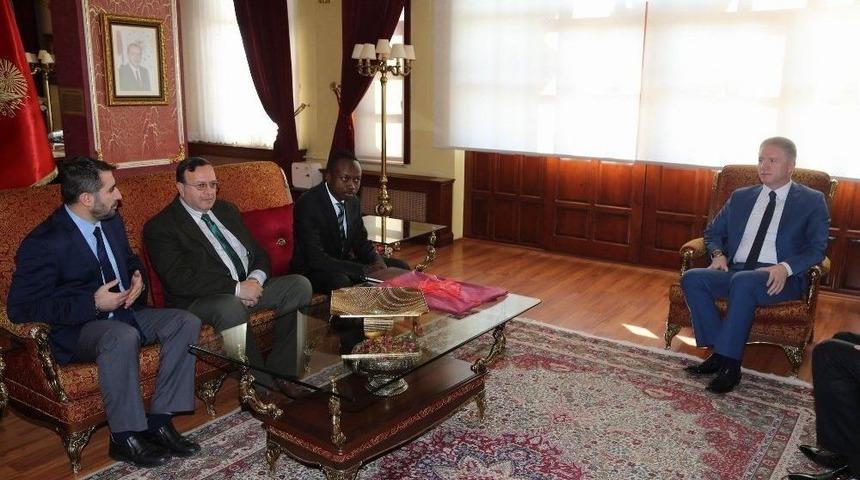 Vali G&uuml;l, Ugandalı Hafız Kyazze&rsquo;yi &Ouml;d&uuml;llendirdi