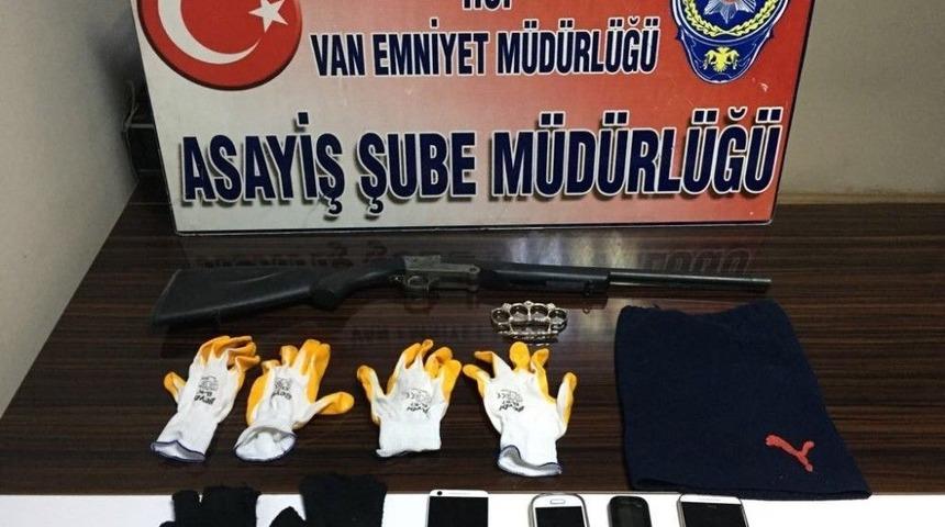 Bek&ccedil;iyi Etkisiz Hale Getirip Kasayı &Ccedil;alan Şahıslar Tutuklandı