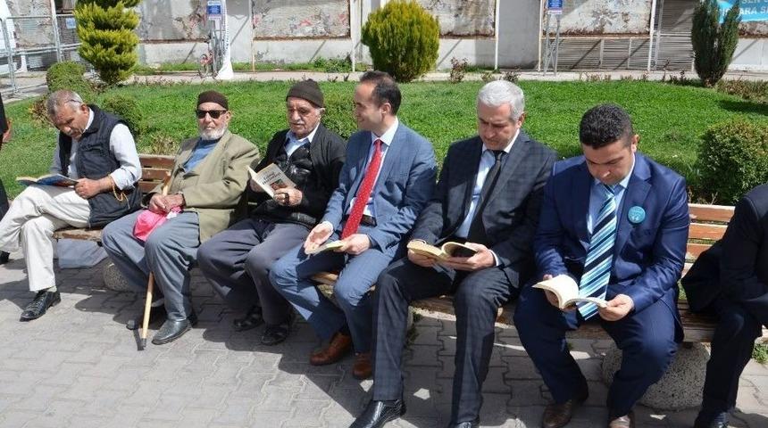 Öğrenciler Ve Vatandaşlar Parkta Kitap Okudu