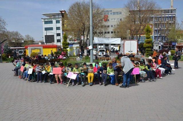 Öğrenciler Ve Vatandaşlar Parkta Kitap Okudu