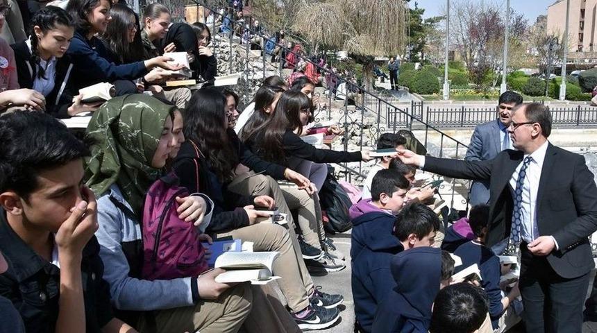Afyonkarahisar’da Öğrenciler Ve Protokol Hep Birlikte Kitap Okudu