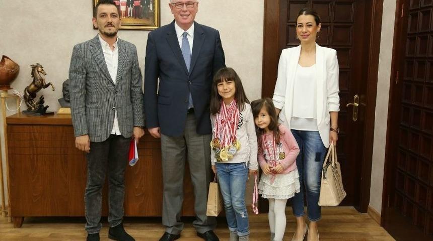 Satran&ccedil; Şampiyonu Ecrin &Ouml;ncel Kazım Kurt&rsquo;u Ziyaret Etti