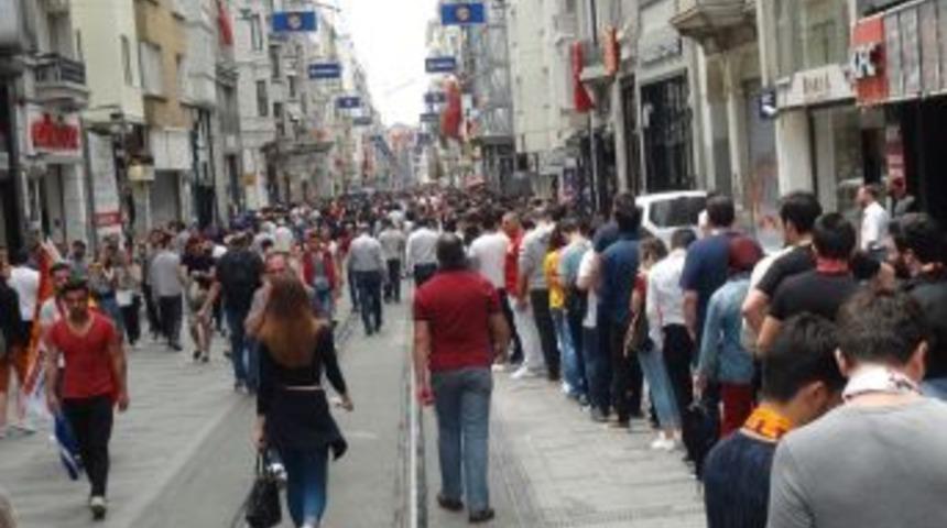 Şampiyonluk Kutlaması İ&ccedil;in Saatlerce Kuyrukta Beklediler