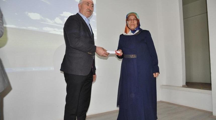 Sorgun&rsquo;da 65 Kursiyere D&uuml;zenlenen T&ouml;renle Sertifikaları Verildi