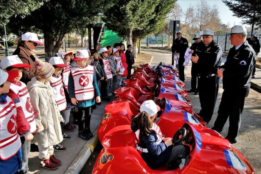 Miniklere Trafik Bilinci Kazandırmak İ&ccedil;in Eğitim Verildi