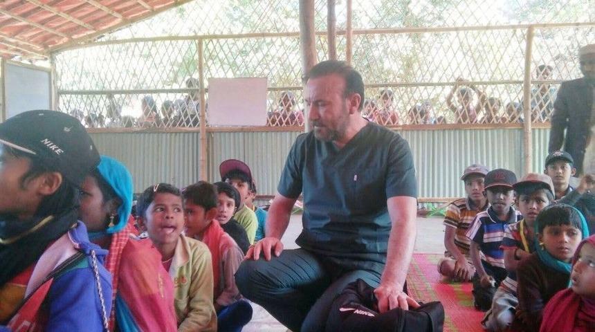 Doktor Belediye Başkanı, Bangladeş&rsquo;te Arakanlı &Ccedil;ocukları Tedavi Ediyor