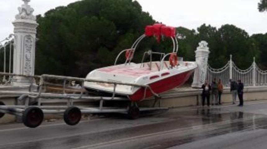 D&uuml;nyaca &Uuml;nl&uuml; Otelin Duvarına Tekne &Ccedil;arptı