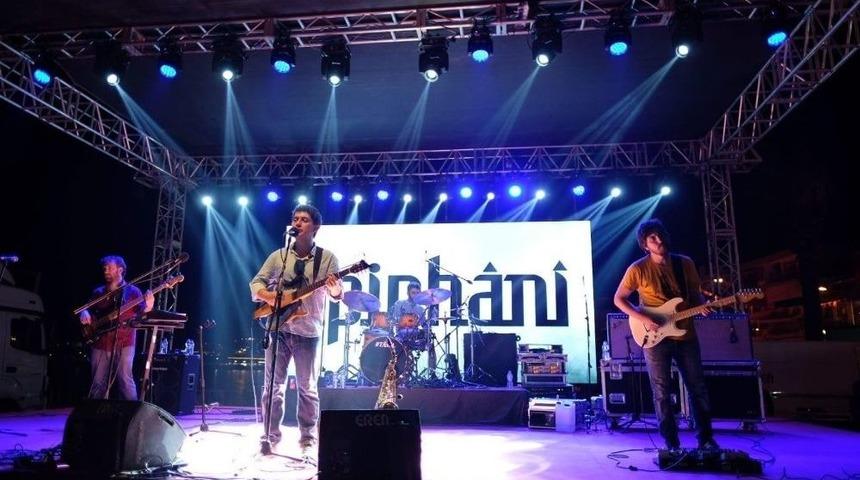 Kuşadası&rsquo;nda Pinhani Konseri Ve Gen&ccedil;lik Korteji