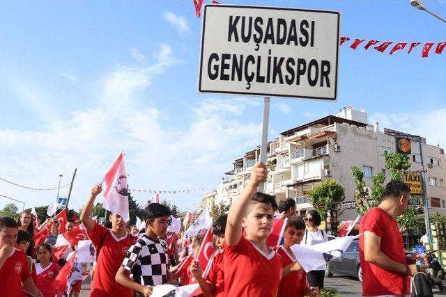 Kuşadası’nda Pinhani Konseri Ve Gençlik Korteji