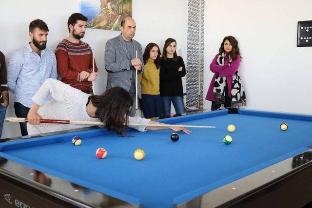 Eczacılık Fakültesi’nde Bilardo Turnuvası Düzenlendi