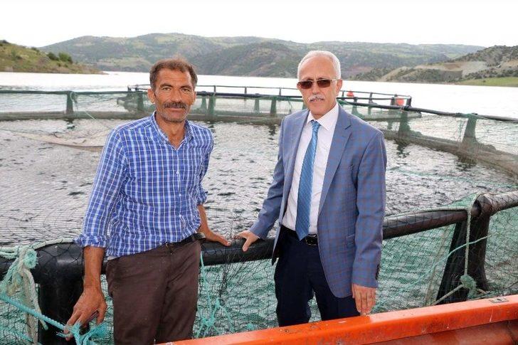 Okul Harçlıkları İçin Günde 50 Bin Alabalığı Aşılıyorlar G1