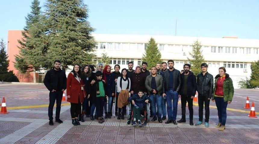 Siyah G&ouml;zl&uuml;k Takan &Uuml;niversite &Ouml;ğrencileri Engelli Yolunda Y&uuml;r&uuml;mekte Zorlandı