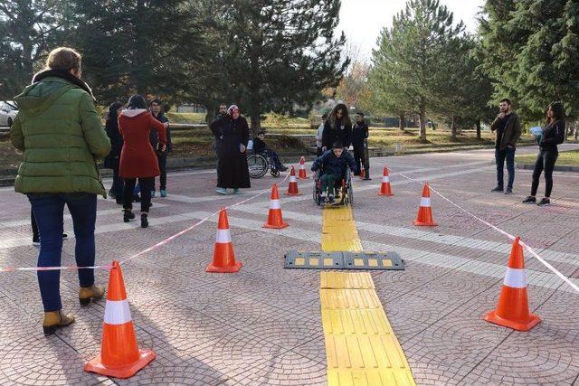 Siyah Gözlük Takan Üniversite Öğrencileri Engelli Yolunda Yürümekte Zorlandı