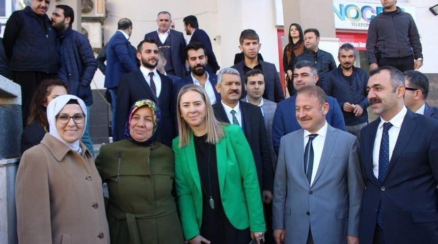 Tbmm Kadın Erkek Fırsat Eşitliği Komisyonu Üyelerinden Ak Parti’ye Ziyaret