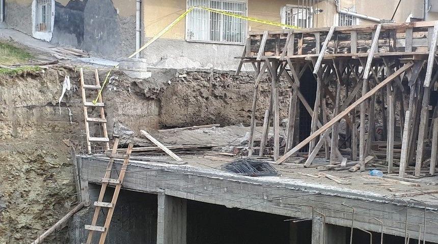 Ankara&rsquo;da İnşaatın İstinat Duvarı &Ccedil;&ouml;kt&uuml;: 1&rsquo;i Ağır 2 Yaralı