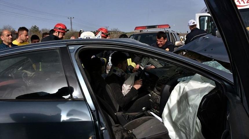 Kontrolden &Ccedil;ıkan Otomobil Ref&uuml;je &Ccedil;arptı: 1 &Ouml;l&uuml;, 1 Yaralı