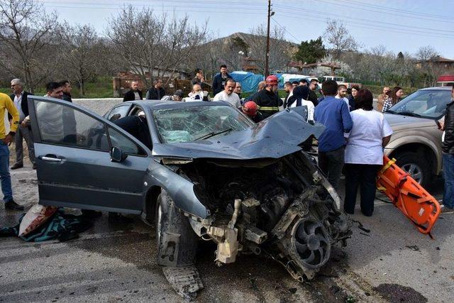 Kontrolden Çıkan Otomobil Refüje Çarptı: 1 Ölü, 1 Yaralı