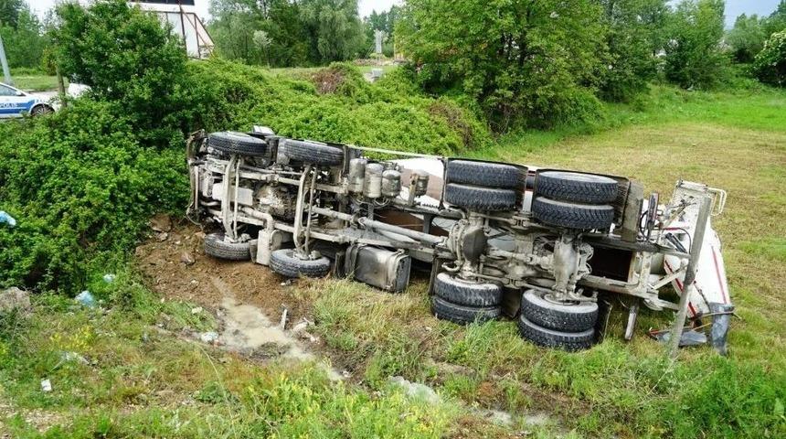 Kastamonu&rsquo;da Beton Mikseri Tarlaya Yuvarlandı: 1 Yaralı