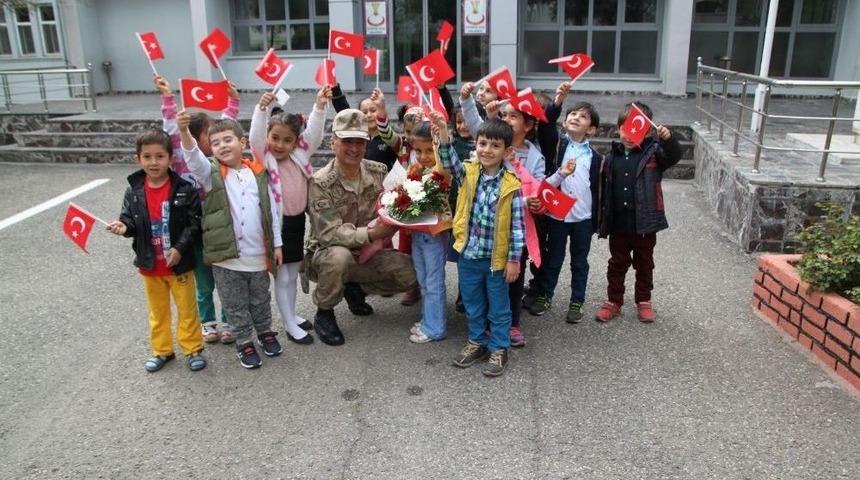 Öğrencilerden Komutana Ziyaret