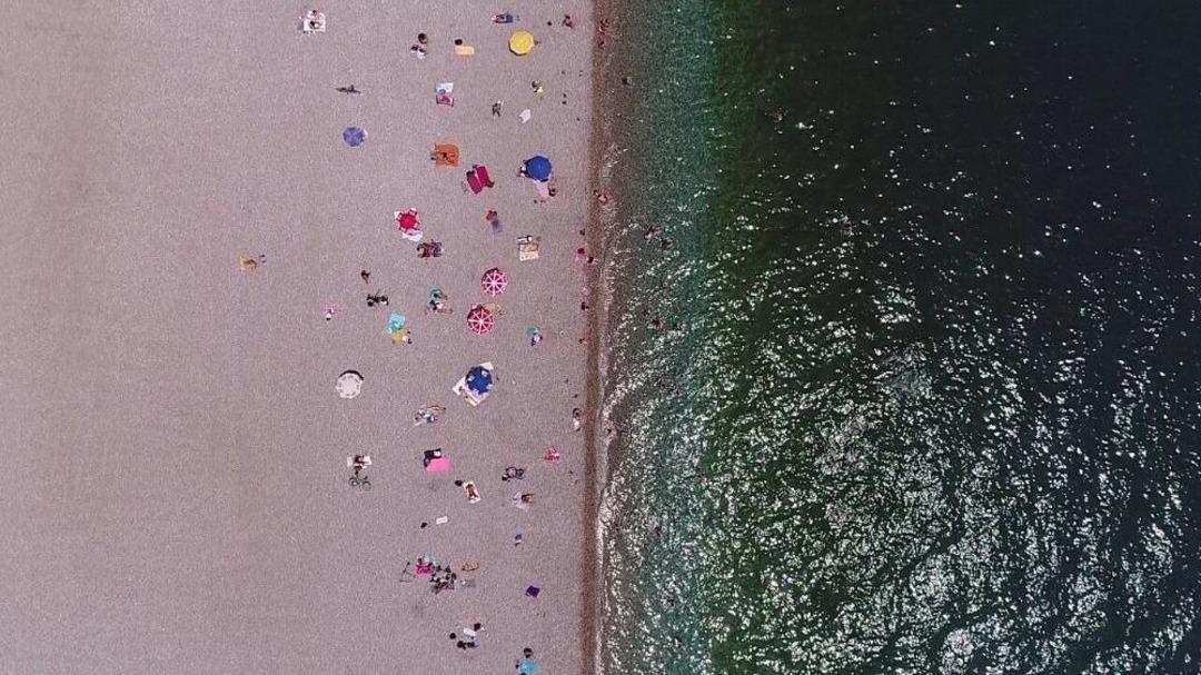 Antalya&rsquo;da 30 Dereceyi G&ouml;ren Denize Koştu