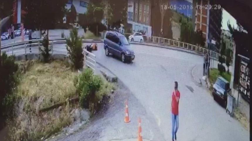 Motosiklet S&uuml;r&uuml;c&uuml;s&uuml;n&uuml;n &Ouml;l&uuml;mden Kıl Payı Kurtulduğu Anlar Kamerada