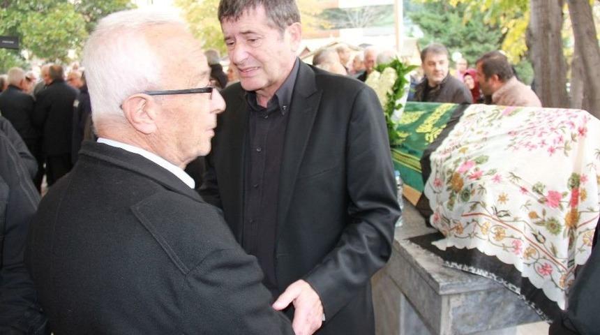 G&uuml;ven&ccedil; Kurtar&rsquo;ın Eşi İzmit&rsquo;te Son Yolculuğuna Uğurlandı