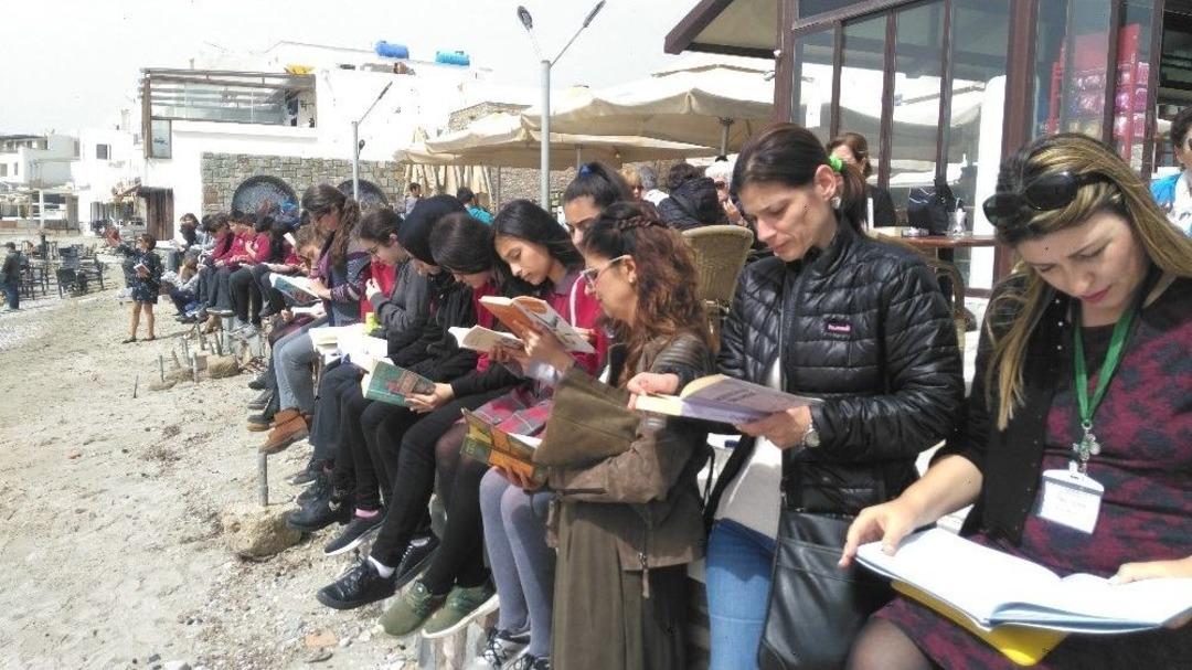 Sahilde Toplanan &Ouml;ğrenciler Dalgalar Eşliğinde Kitap Okudu