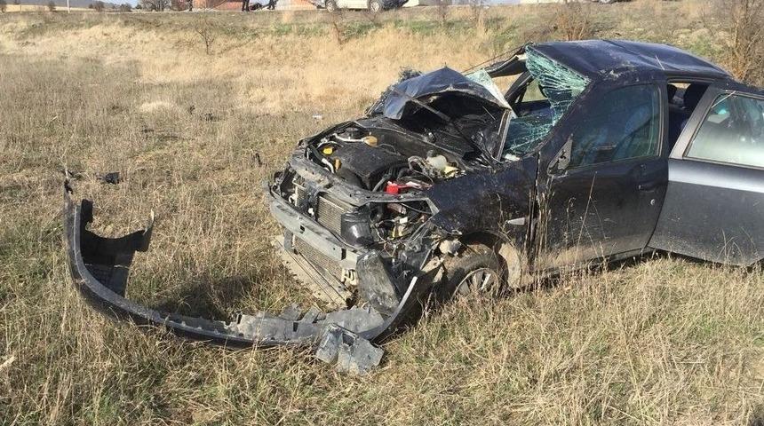 Otomobil Tarlaya Yuvarlandı: 2 Yaralı