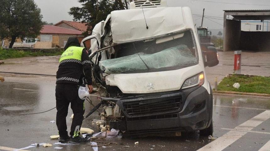 Kamyonet Akaryakıt İstasyonu Tabelasına &Ccedil;arptı: 1 Yaralı