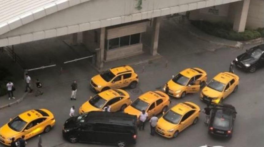 İstanbul&rsquo;da Taksiciler Uber Aracına Saldırdı İddiası